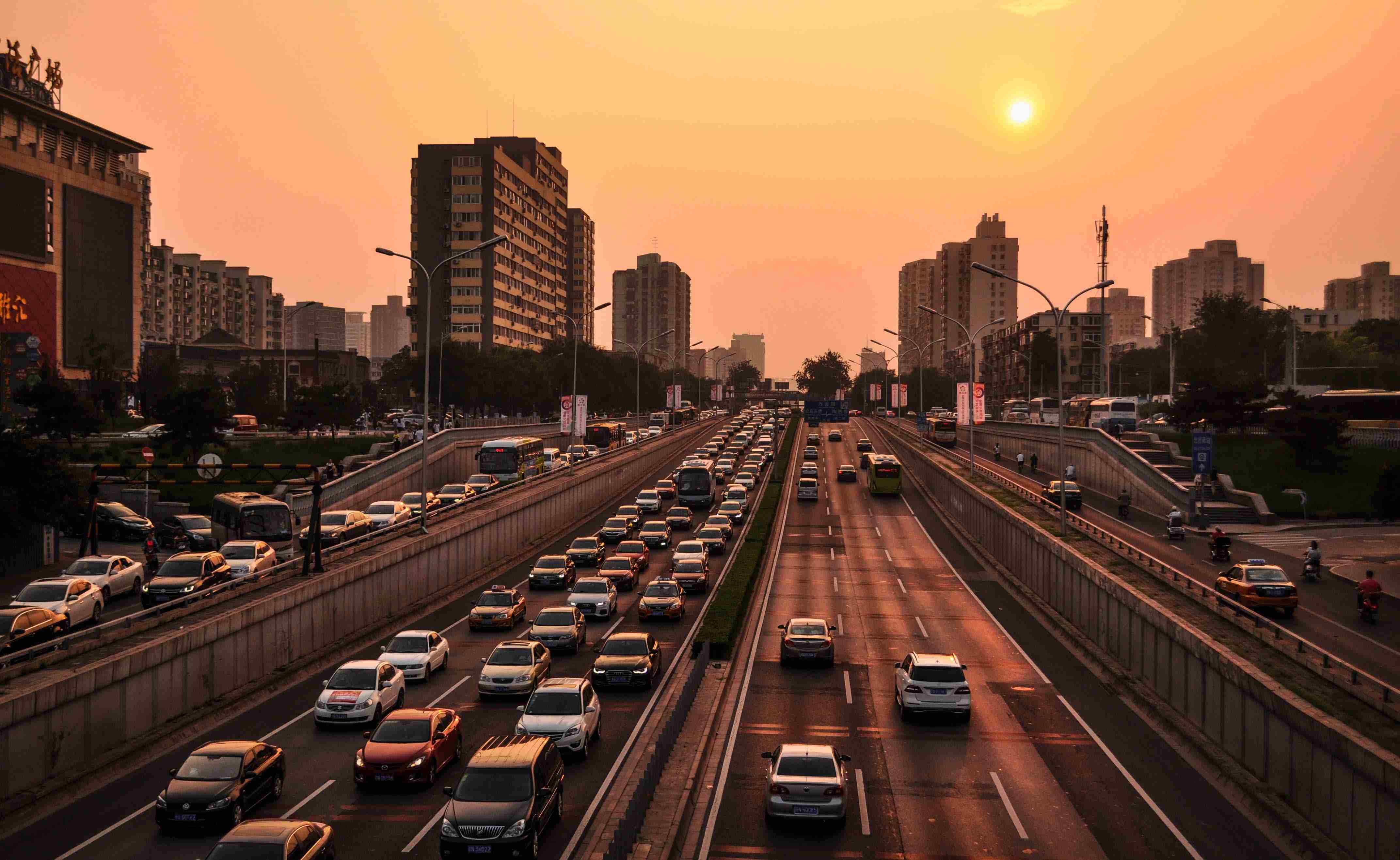 全年出口超500萬(wàn)輛，中國(guó)汽車工業(yè)邁向世界舞臺(tái)