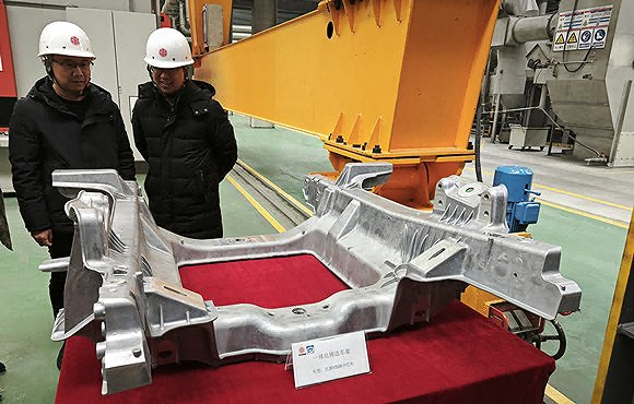 特斯拉2020年率先使用一體化壓鑄方式生產(chǎn)了汽車后底板，將70個(gè)零部件合而為一
